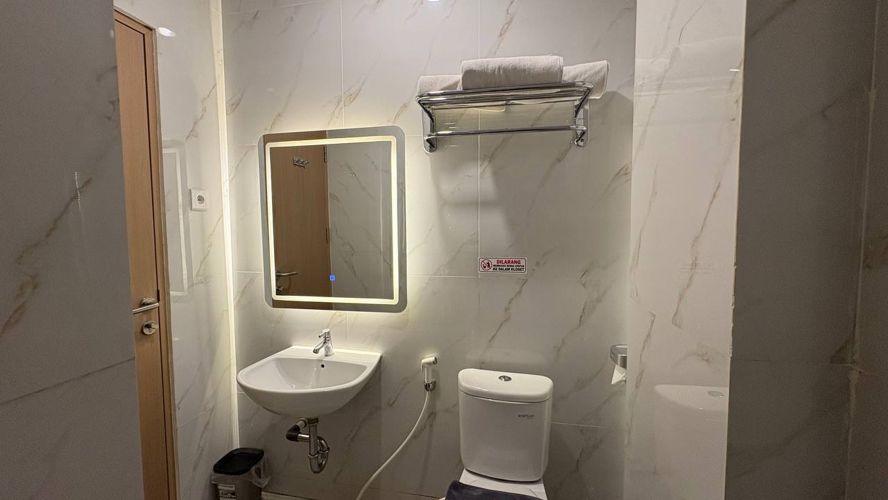 Family Room bathroom 2